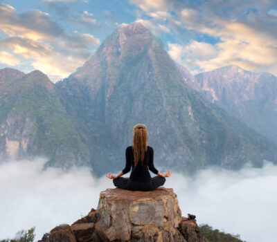 Genere-donna-montagna-meditazione